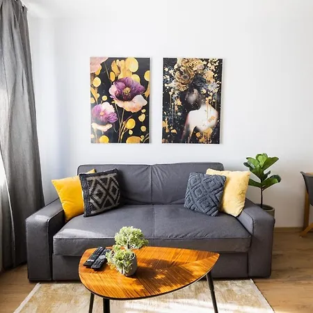 Апартаменты Chic Downtown Flat *